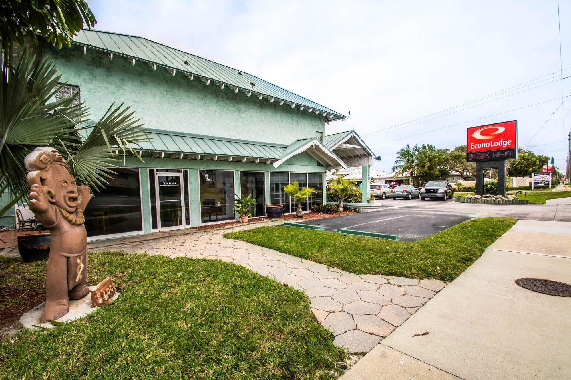 Econo Lodge Cocoa Beach - Near The Port Exteriör bild